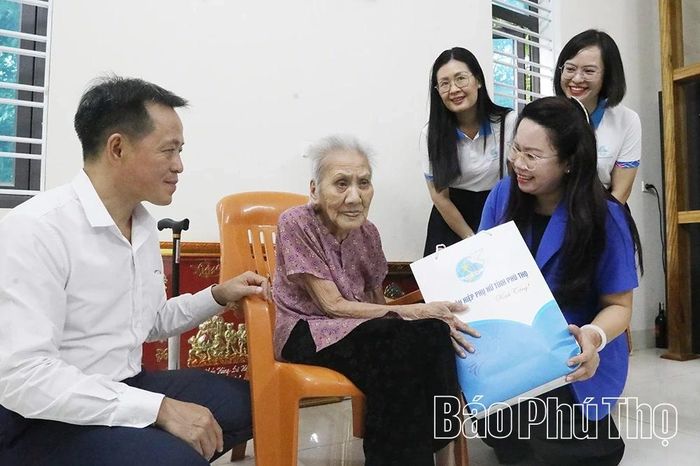 Hội LHPN tỉnh thăm, tặng quà Mẹ Việt Nam Anh hùng Nguyễn Thị Chố (tổ 8, phường Tân Hòa).