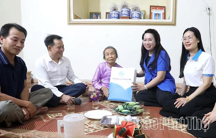 Hội LHPN tỉnh thăm, tặng quà gia đình chính sách, vợ liệt sĩ Nguyễn Thị Tận (tổ 9, phường Tân Hòa).