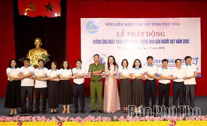 Các đồng chí lãnh đạo Hội LHPN tỉnh và đại diện các sở, ngành, địa phương thực hiện nghi thức thể hiện quyết tâm thực hiện công tác phòng, chống mua bán người, vì một cộng đồng an toàn, văn minh và phát triển bền vững.