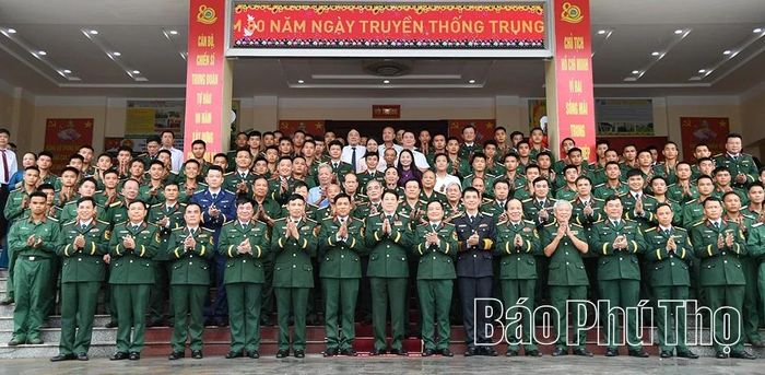 Đồng chí Lương Cường - nguyên Ủy viên Bộ Chính trị, nguyên Chủ tịch nước Cộng hòa xã hội chủ nghĩa Việt Nam và các đại biểu chụp ảnh lưu niệm cùng cán bộ, chỉ huy Trung đoàn 98.