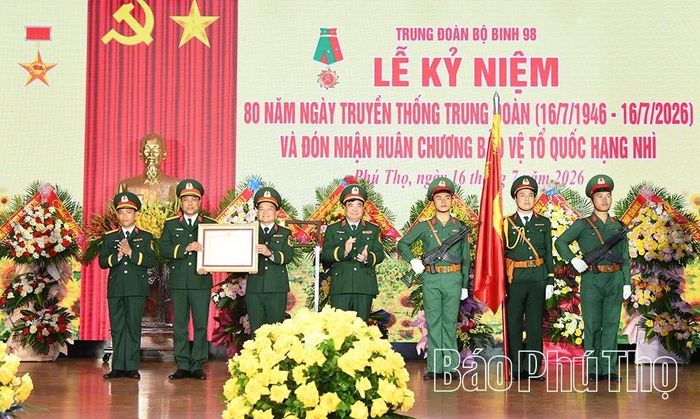 Trung đoàn 98 vinh dự đón nhận Huân chương Bảo vệ Tổ quốc hạng Nhì.