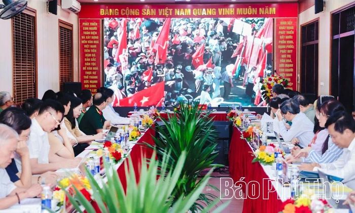 Các đại biểu theo dõi phóng sự “Lời Người giữa non thiêng” tại hội thảo.