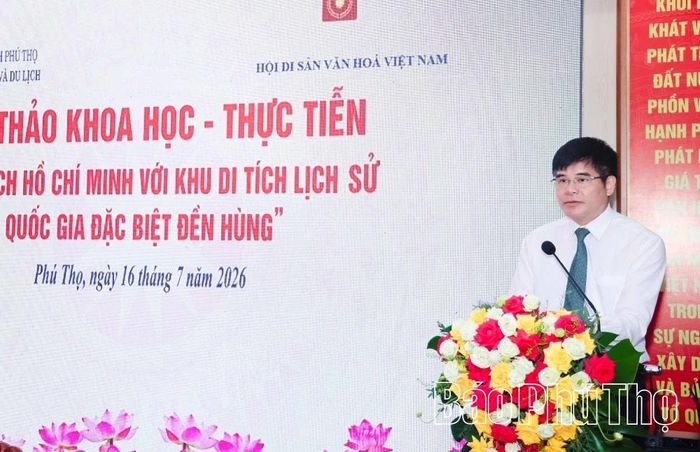Đồng chí Dương Hoàng Hương - Ủy viên Ban Thường vụ Tỉnh ủy, Giám đốc Sở Văn hóa, Thể thao và Du lịch tham luận tại hội thảo.