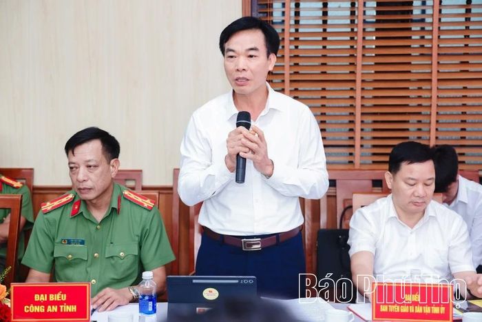 Giám đốc Sở Ngoại vụ, Chủ tịch Hội Di sản Văn hóa tỉnh Nguyễn Đắc Thủy tham luận tại hội thảo.