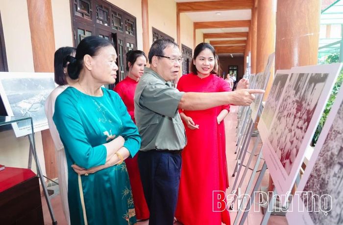 Các đại biểu tham quan trưng bày hình ảnh những lần Chủ tịch Hồ Chí Minh về thăm Khu Di tích lịch sử quốc gia đặc biệt Đền Hùng".