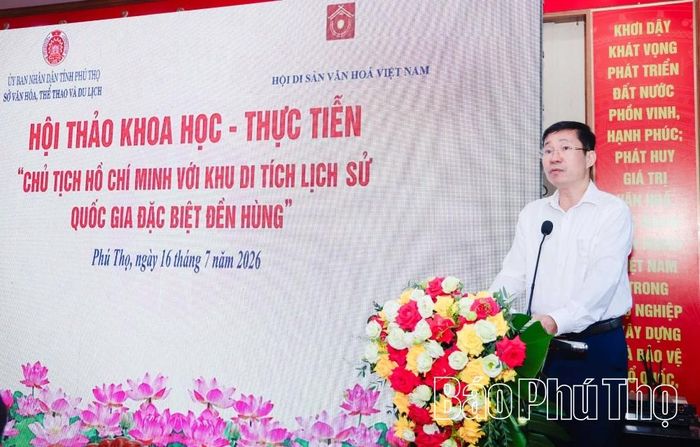 Đồng chí Bùi Văn Luyến - Tỉnh ủy viên, Phó Chủ tịch Ủy ban MTTQ tỉnh tham luận nội dung "Phát huy vai trò của Ủy ban MTTQ tỉnh trong việc xây dựng khối đại đoàn kết toàn dân theo tư tưởng Hồ Chí Minh gắn với giữ gìn giá trị văn hóa vùng Đất Tổ trong tình hình mới".