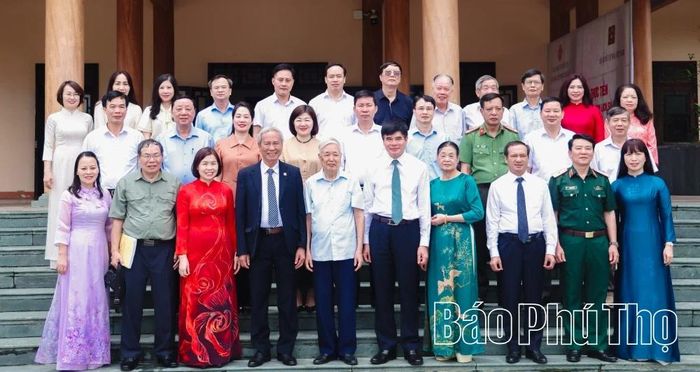 Lãnh đạo tỉnh Phú Thọ và các đại biểu, chuyên gia, nghiên cứu Hội Di sản Văn hóa Việt Nam chụp ảnh lưu niệm tại Khu Di tích lịch sử quốc gia đặc biệt Đền Hùng.