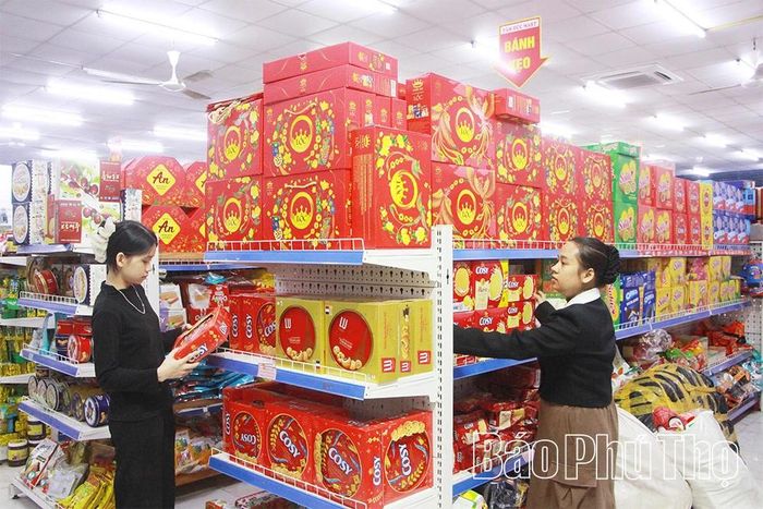 Hệ thống các cửa hàng tạp hóa, cửa hàng tiện ích tại khu vực nông thôn góp phần đáp ứng nhu cầu mua sắm thiết yếu của người dân, từng bước hoàn thiện hạ tầng thương mại nông thôn.