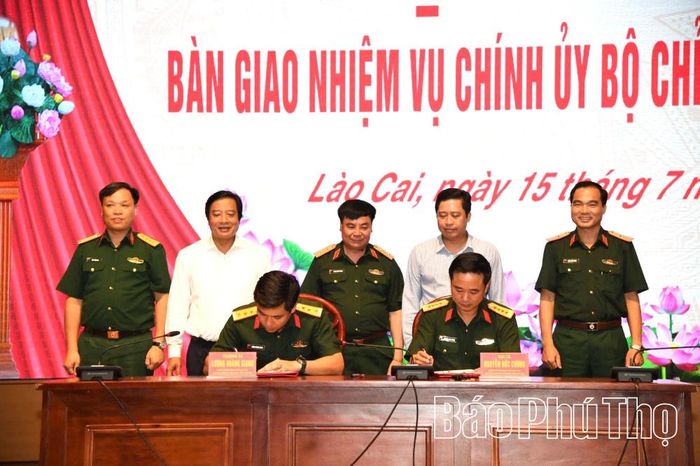 Các đồng chí lãnh đạo chứng kiến việc bàn giao nhiệm vụ Chính ủy Bộ CHQS tỉnh.