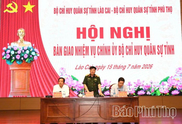Các đồng chí: Trung tướng Phạm Đức Duyên- Bí thư Đảng ủy, Chính ủy Quân khu; Dương Quốc Huy - Ủy viên Ban Chấp hành Trung ương Đảng, Bí thư Tỉnh ủy Lào Cai và đồng chí Nguyễn Mạnh Sơn - Phó Bí thư Tỉnh ủy Phú Thọ đồng chủ trì hội nghị.