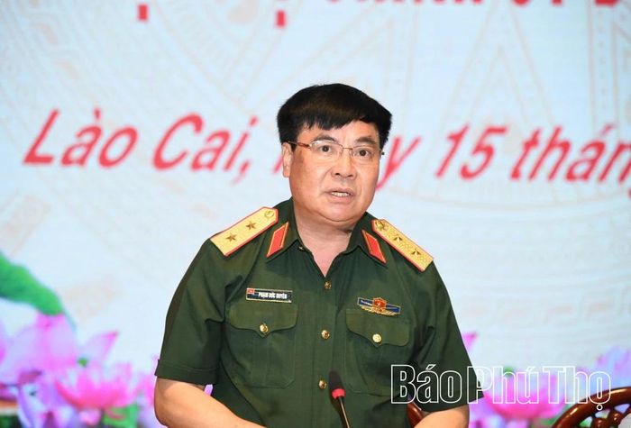 Trung tướng Phạm Đức Duyên - Bí thư Đảng ủy, Chính ủy Quân khu phát biểu tại hội nghị.
