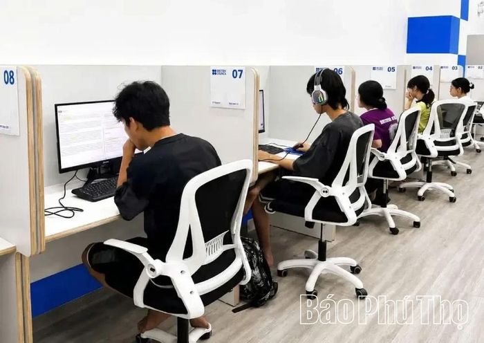 Phòng máy được Trung tâm tiếng Anh Dolphin đầu tư theo tiêu chuẩn quốc tế, đáp ứng các yêu cầu về cơ sở vật chất, kỹ thuật và bảo mật trong tổ chức kỳ thi IELTS.