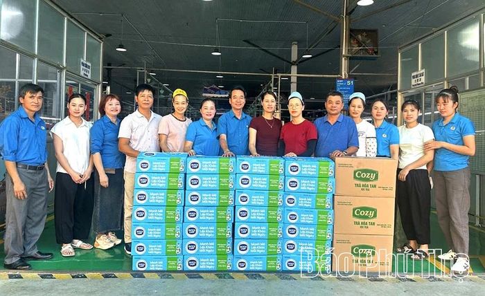 Công ty phát sữa cho toàn thể người lao động trong những ngày nắng nóng cao điểm vừa qua.