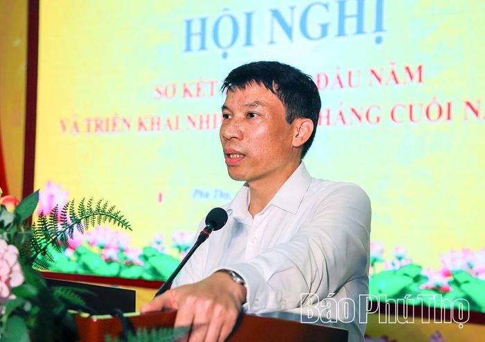 Đồng chí Nguyễn Hữu Hiếu - Phó Bí thư Thường trực Đảng ủy phường Hòa Bình phát biểu tại hội nghị.