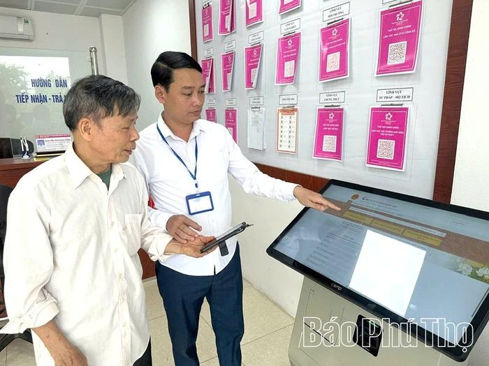 Cán bộ Trung tâm Phục vụ hành chính công xã Thanh Thủy hướng dẫn người dân thực hiện thủ tục hành chính trên nền tảng số.