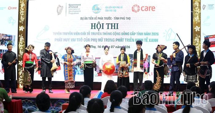 Phần thi trình diễn trang phục dân tộc của xã Quy Đức.