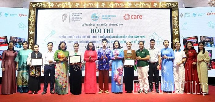 Ban tổ chức trao giải cho các đội tham dự.