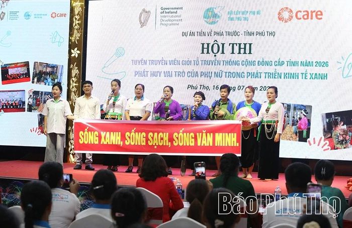 Phần thi sân khấu hóa truyền thông của đội xã Thượng Cốc.