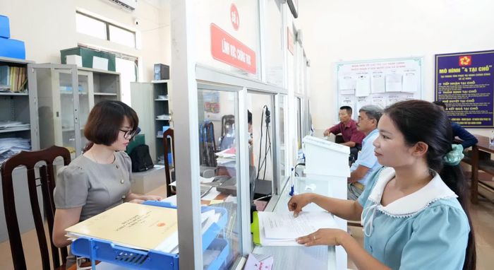 Người dân đến Trung tâm Phục vụ hành chính công xã Lệ Ninh để giải quyết các thủ tục hành chính - Ảnh: L.Chi