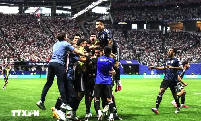 Niềm vui của các cầu thủ Argentina với tấm vé vào chung kết World Cup 2026. (Ảnh: AFP/TTXVN)