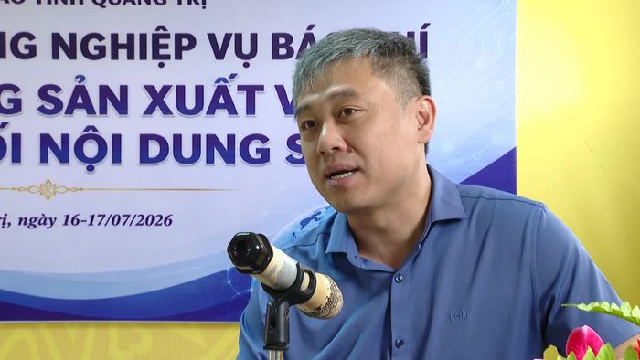 Giảng viên truyền đạt các kỹ năng sản xuất nội dung số - Ảnh: LT