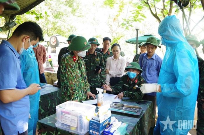 Đội Quy tập 584, Bộ CHQS tỉnh Quảng Trị lấy mẫu hài cốt liệt sĩ tại Nghĩa trang liệt sĩ quốc gia Trường Sơn.
