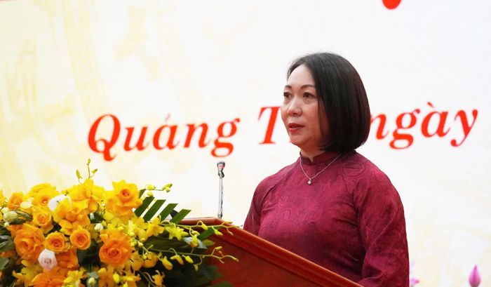 Đại diện Thường trực Ủy ban MTTQ Việt Nam tỉnh trình bày báo cáo tại kỳ họp - Ảnh: X.P