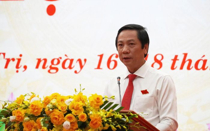 Đồng chí Hoàng Nam, Ủy viên Ban Thường vụ Tỉnh ủy, Phó Chủ tịch Thường trực UBND tỉnh trình bày báo cáo tình hình thực hiện nhiệm vụ kinh tế-xã hội, quốc phòng-an ninh - Ảnh: X.P