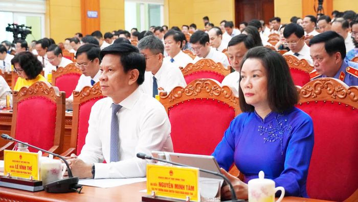 Các đồng chí lãnh đạo tỉnh dự kỳ họp - Ảnh: X.P