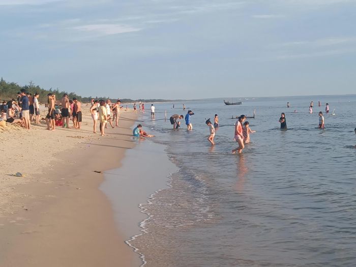 Bảo đảm an toàn cho trẻ em khi tắm biển vào mùa hè ở Quảng Trị - Ảnh: P.X.D