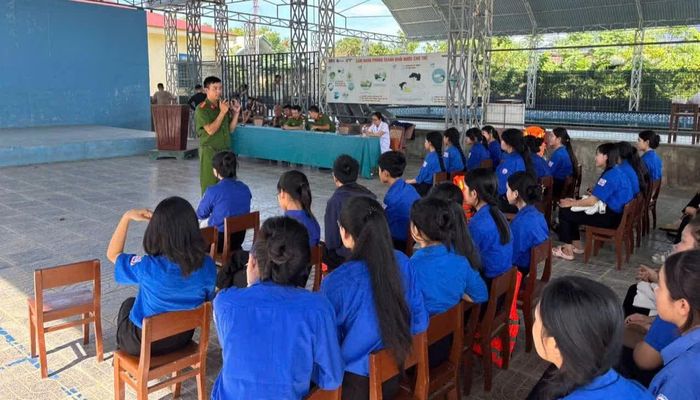 Phòng Cảnh sát phòng cháy, chữa cháy và cứu nạn, cứu hộ, Công an tỉnh tuyên truyền phòng, chống đuối nước trẻ em tại xã Triệu Cơ - Ảnh: CAT