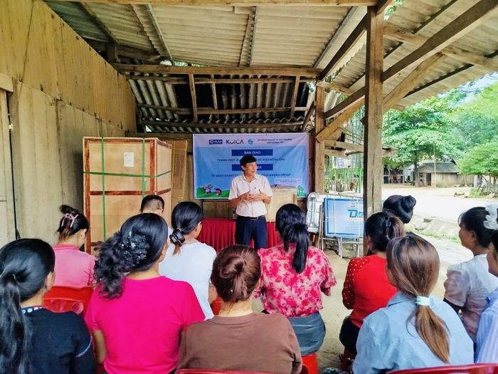 Đại diện lãnh đạo Sở Nông nghiệp và Môi trường hướng dẫn các tổ thu mua, chế biến nông sản vận hành máy móc, thiết bị phục vụ sản xuất - Ảnh: B.N