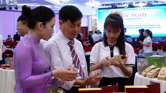 Giới thiệu sản phẩm OCOP bên lề Hội nghị xúc tiến thương mại - Ảnh: N.T