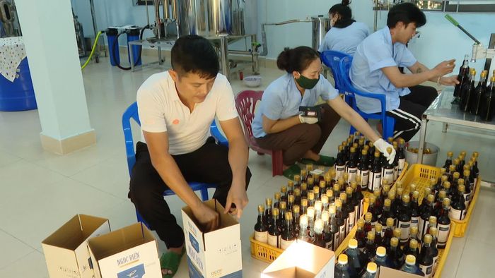 Đóng gói sản xuất nước mắm Ngọc Biển - Ảnh: N.T