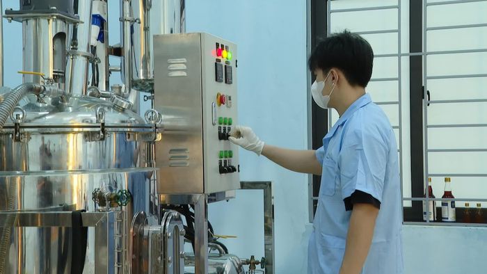 Đầu tư máy móc để sản xuất nước mắm Ngọc Biển - Ảnh: N.T