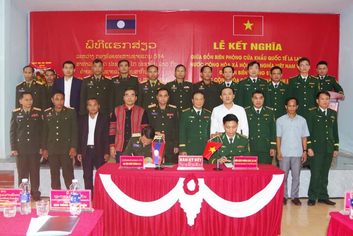 Đại diện Đồn Biên phòng Cửa khẩu quốc tế La Lay và Đại đội Biên phòng 514 ký kết nội dung phối hợp hoạt động - Ảnh: Hoài Nam