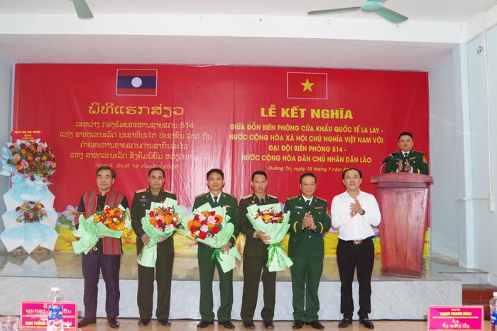 Thủ trưởng hai đơn vị tặng hoa chúc mừng việc ký kết nghĩa, tăng cường tình đoàn kết trong phối hợp quản lý, bảo vệ biên giới - Ảnh: Hoài Nam