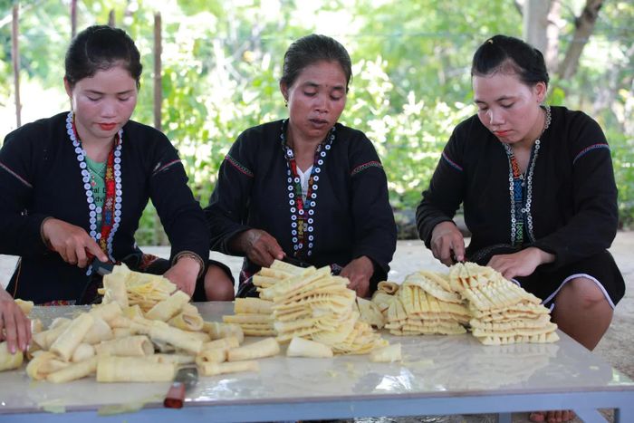 Măng A Ho là loại măng ngon nhất mà bà con khai thác với số lượng cao - M.H