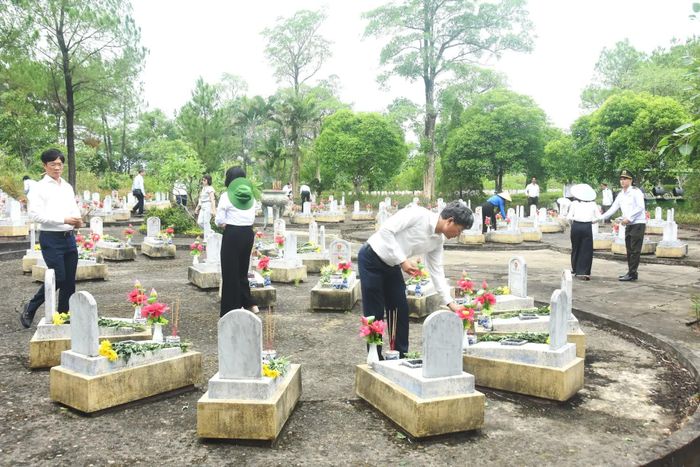 Các thành viên đoàn công tác TP. Hải Phòng dâng hương lên các phần mộ liệt sĩ ở Nghĩa trang liệt sĩ quốc gia Đường 9 - Ảnh: Đ.V