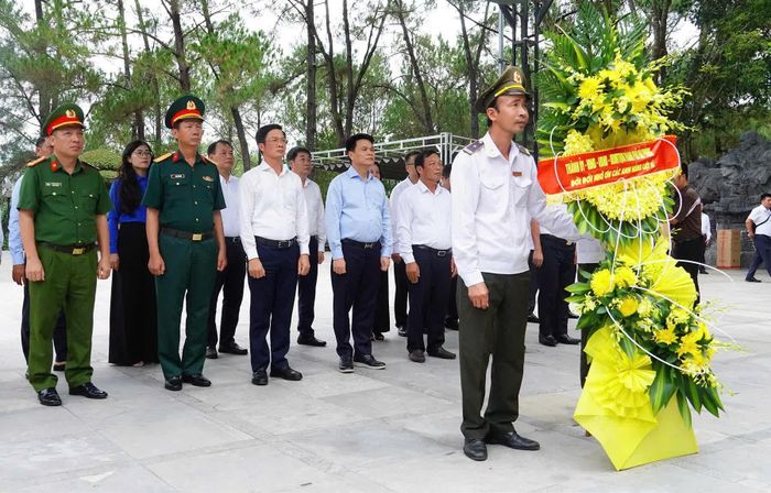Đoàn đại biểu TP. Hải Phòng tri ân các anh hùng liệt sĩ tại Nghĩa trang liệt sĩ quốc gia Trường Sơn - Ảnh: Đ.V