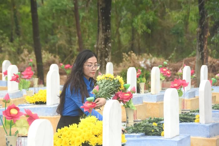 Thành viên đoàn công tác TP. Hải Phòng dâng hoa lên phần mộ liệt sĩ ở Nghĩa trang liệt sĩ quốc gia Đường 9 - Ảnh: Đ.V