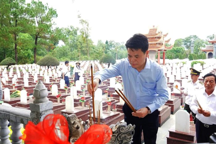 Đồng chí Lê Ngọc Châu, Bí thư Thành ủy, Trưởng đoàn đại biểu Quốc hội TP. Hải Phòng dâng hương tại Nghĩa trang liệt sĩ quốc gia Trường Sơn - Ảnh: Đ.V