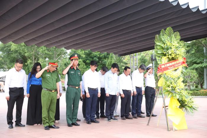 Đoàn đại biểu Thành ủy-HĐND-UBND-Ủy ban MTTQ Việt Nam TP. Hải Phòng mặc niệm tưởng nhớ các anh hùng liệt sĩ - Ảnh: Đ.V