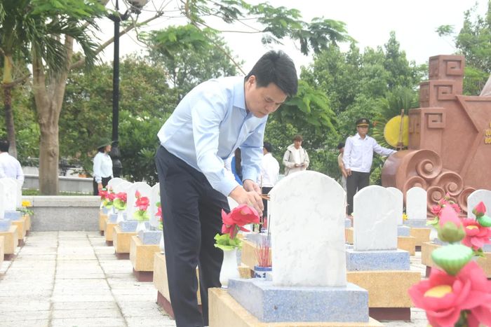 Đồng chí Lê Ngọc Châu, Bí thư Thành ủy, Trưởng đoàn đại biểu Quốc hội TP. Hải Phòng dâng hương lên phần mộ liệt sĩ ở Nghĩa trang liệt sĩ quốc gia Đường 9 - Ảnh: Đ.V