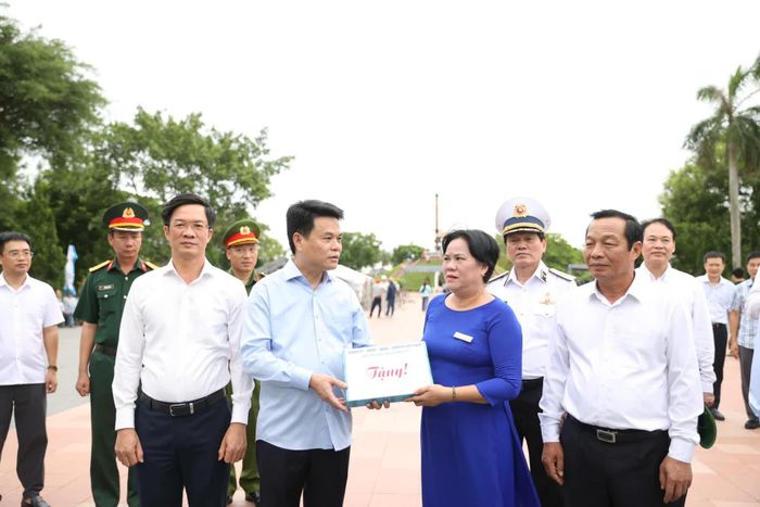 Đồng chí Lê Ngọc Châu, Bí thư Thành ủy, Trưởng đoàn đại biểu Quốc hội TP. Hải Phòng tặng quà Ban Quản lý Di tích Khu lưu niệm Tổng Bí thư Lê Duẩn và Thành Cổ Quảng Trị - Ảnh: Đ.V