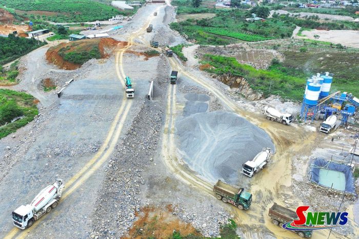 Thi công tuyến đường bộ cao tốc Hòa Bình - Mộc Châu, đoạn tuyến thuộc địa bàn tỉnh Sơn La.