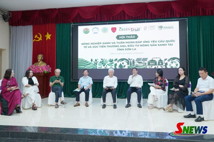Các đại biểu tỉnh Sơn La và Tổng hội Nông nghiệp và PTNT Việt Nam trao đổi về định hướng giảm phát thải trong sản xuất nông nghiệp của địa phương.
