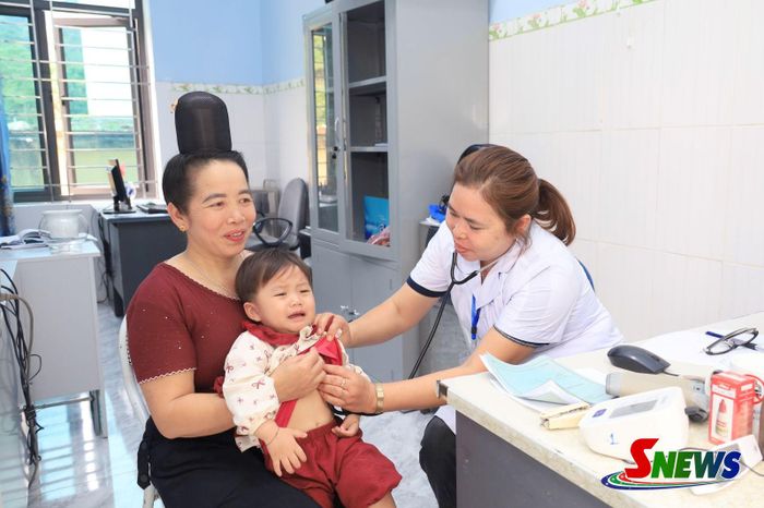 Khám sàng lọc cho trẻ trước khi tiêm phòng vắc xin tại Trạm Y tế xã Mường Sại.