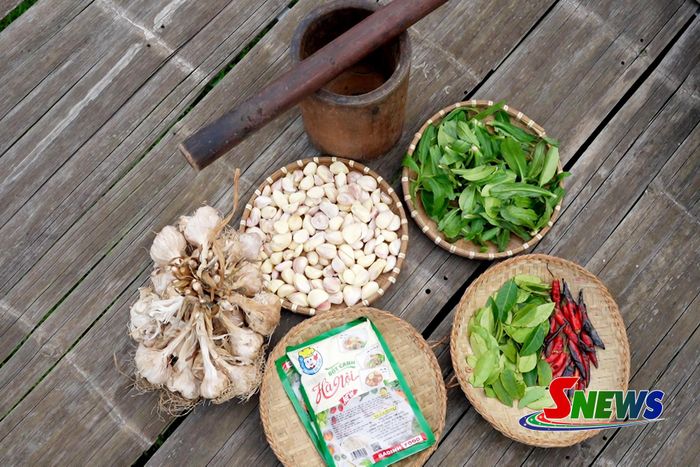 Nguyên liệu làm món chẳm chéo của người Thái.