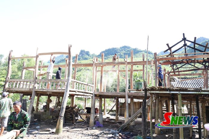 Nhân dân xã Mường La hỗ trợ hộ dân vùng nguy cơ sạt lở di dời nhà ở. Ảnh Minh Ngọc (CTV).